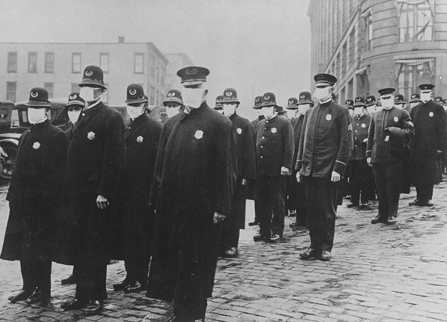 マスクを身に着けるシアトルの警官たち(1918年撮影)。アメリカではスペイン風邪で50万人以上が死亡したとされる　©getty