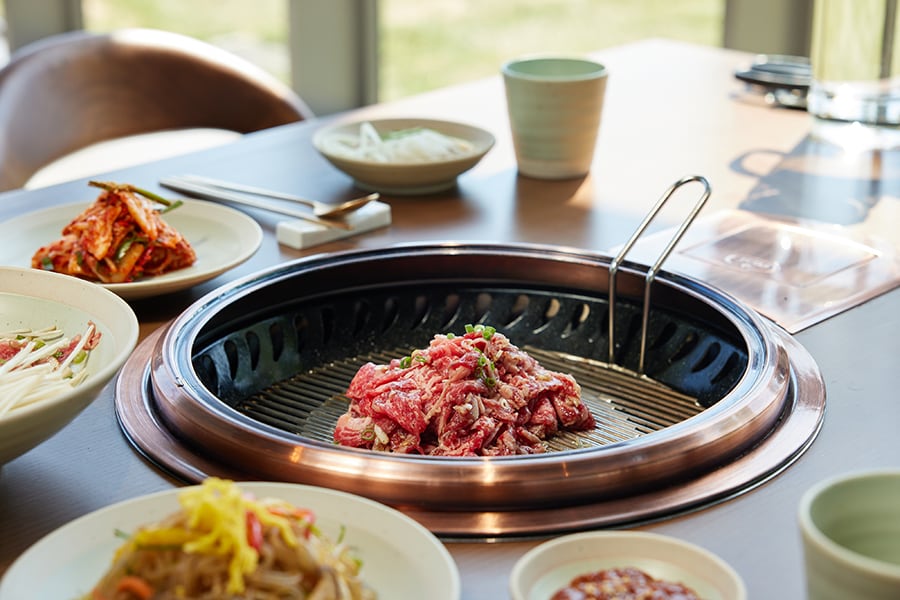 ローカルダイニング「晶月（ジョンウォル）」では、オニャンプルコギをはじめ、本格的な韓国BBQを。