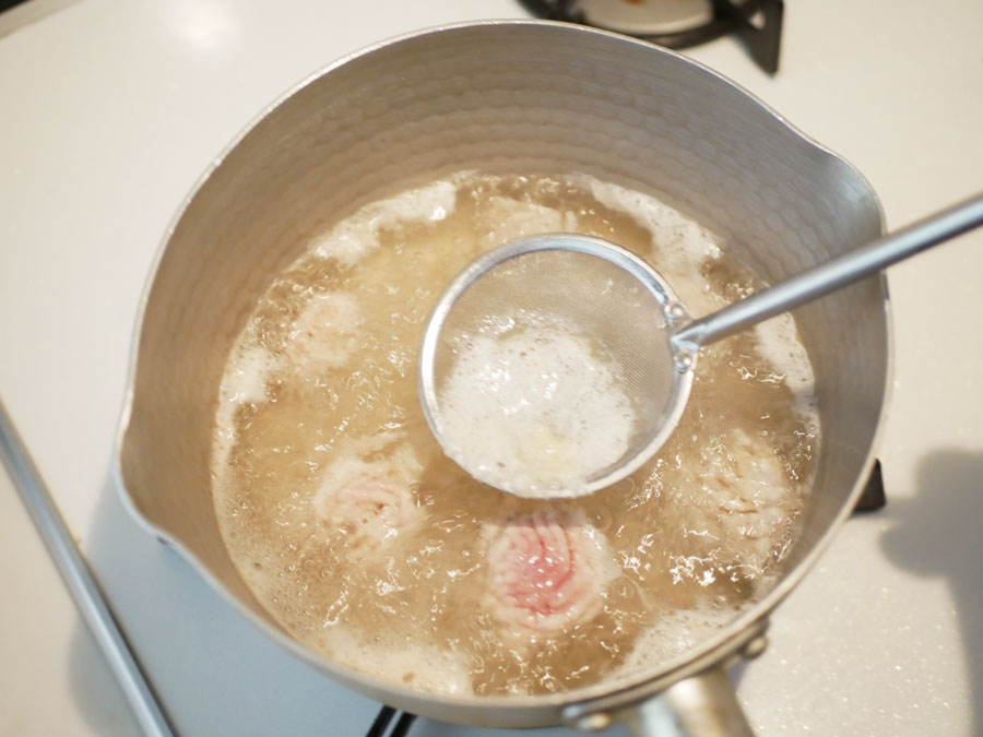 (3) 沸いてアクが出てきたら取り、5分ほどふつふつと小さく泡立つぐらいで煮る。