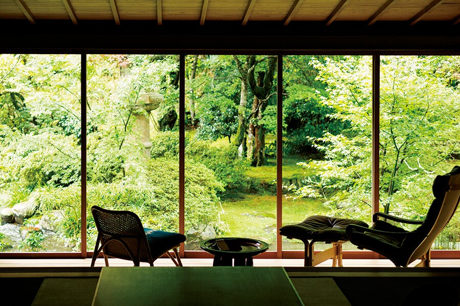 【あさば】12ある客室はすべてタイプが異なり、写真は一段下がった縁側から直に眺める庭の木々と、川のせせらぎに心から癒される「萩」。Photo: Takafumi Matsumura