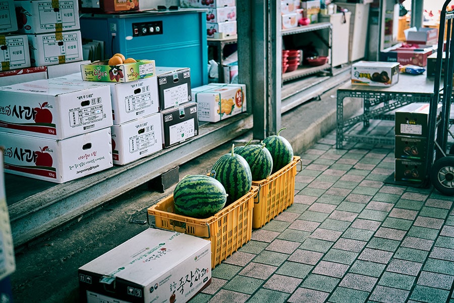 済州島の市場の果物屋さんにて。写真＝衛藤キヨコ