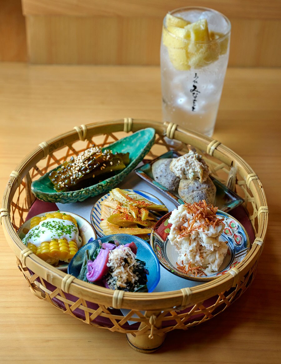 あぐーポテサラ、田芋揚げタルタルなど“冷菜～島野菜おばんざい～おまかせ五種盛” 1,630円、“島サワー” 550円。