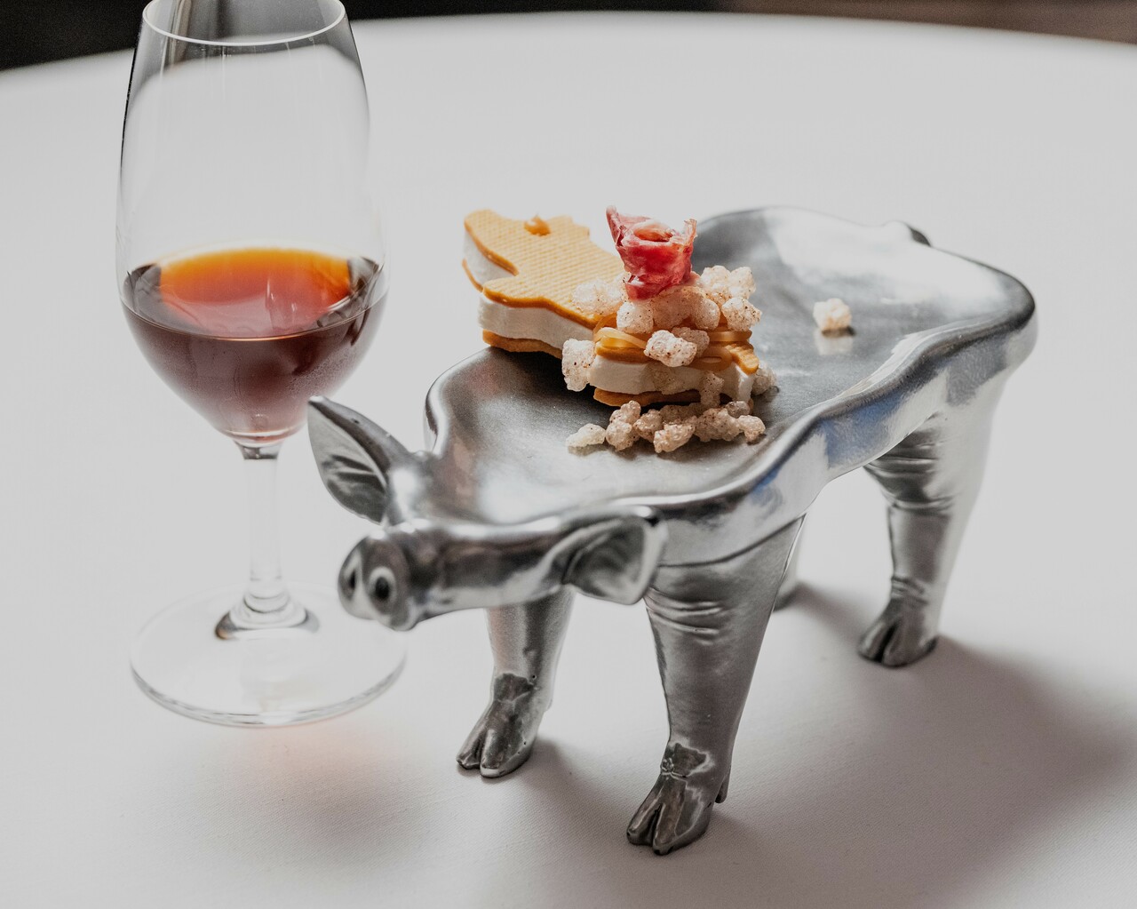 どんな味わい？ 食べてお楽しみのデザート「One of the Three Little Pigs（3匹の仔豚の一匹）」。