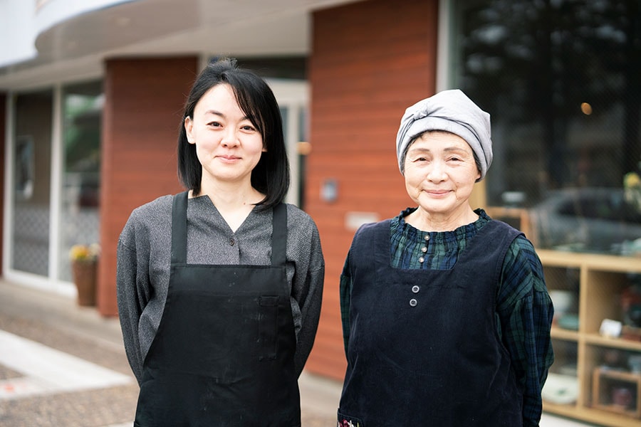 店主の佐々木美保さんと母の信枝さん。