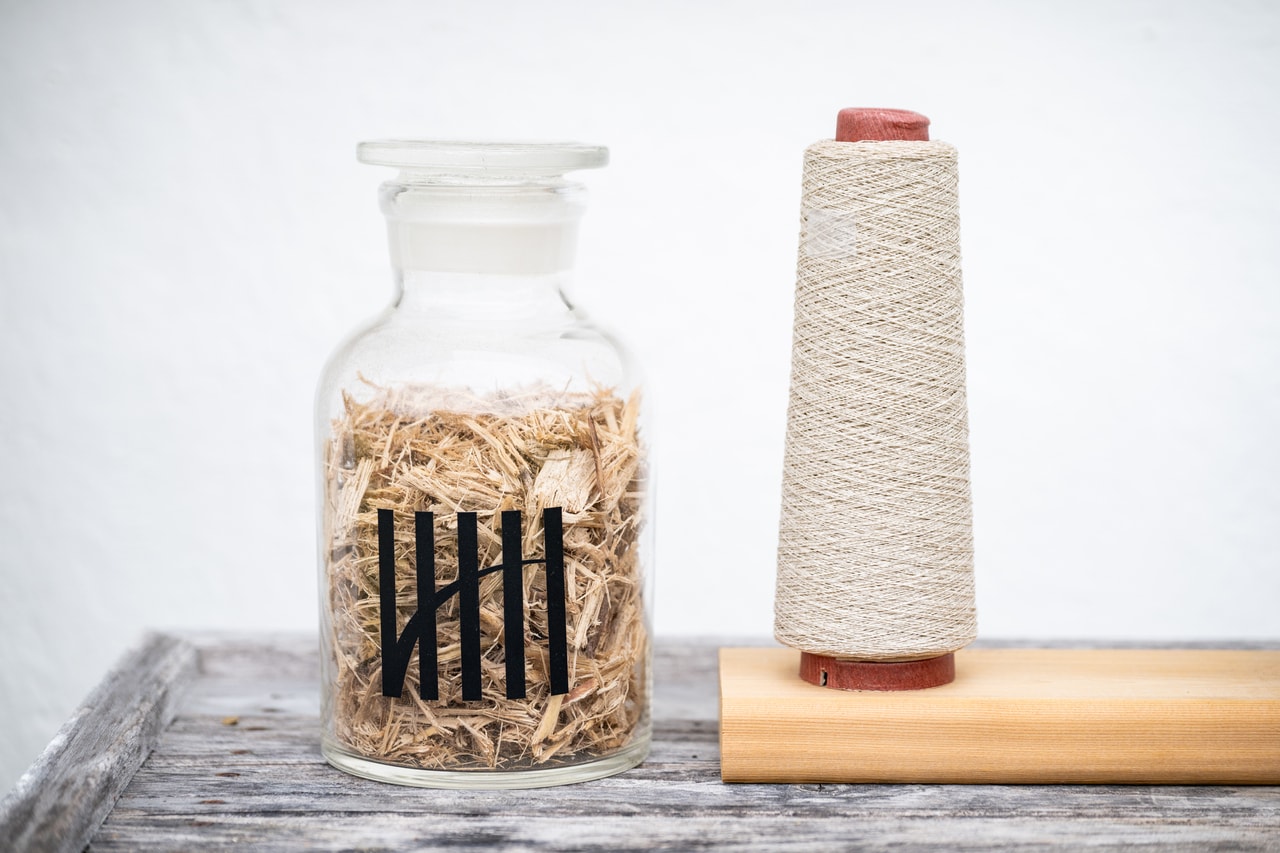 左がさとうきびの残渣となるバガス。右がそのバガスを原料とした和紙糸だ。