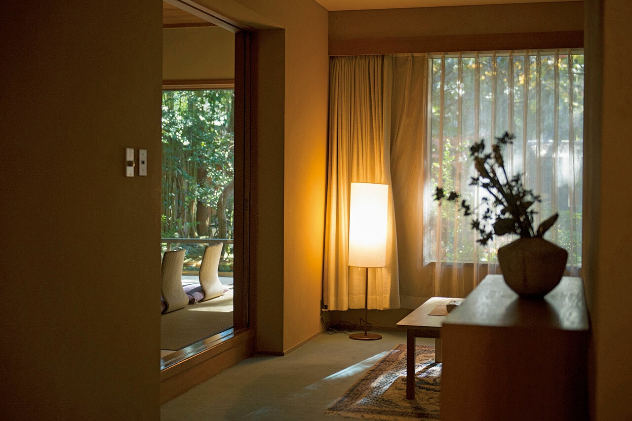 客室の生け花にもおもてなしの心を感じる。