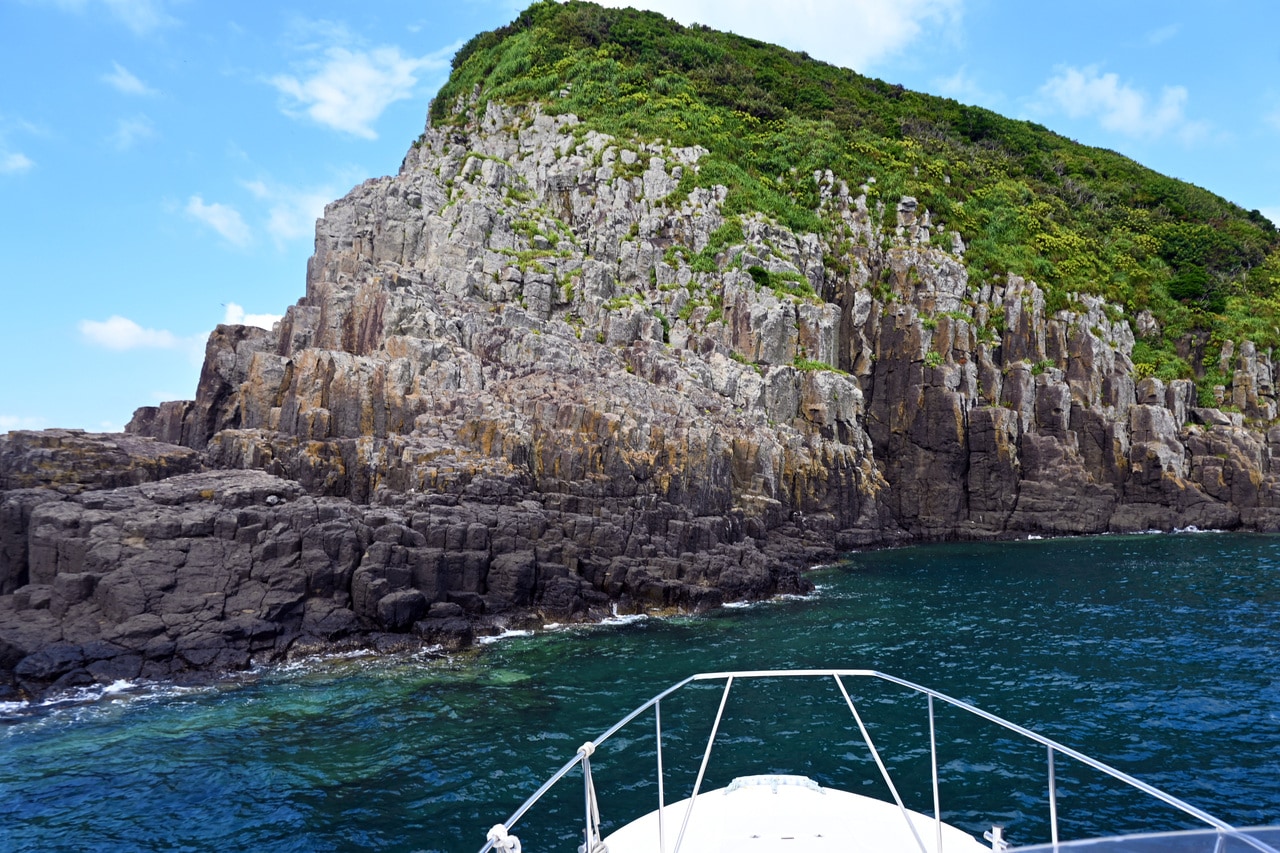 火山の隆起で生まれた、黄島沖の岩島。地形の成り立ちがわかる。