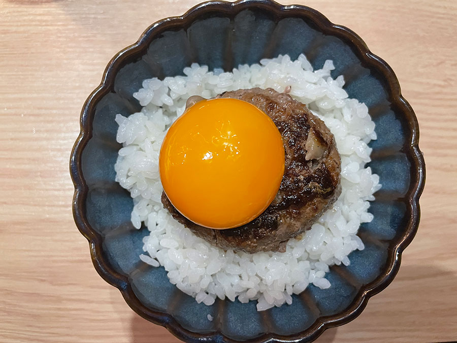 ふっくらと焼きあがった小ぶりのハンバーグと、トロトロの卵黄との相性は抜群。