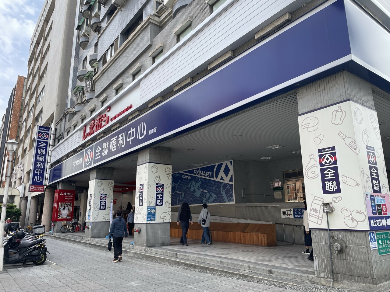 この青い看板が目印。朝から夜遅くまで営業しているので、鮮度が気になる商品も帰国当日にお土産として購入できます。