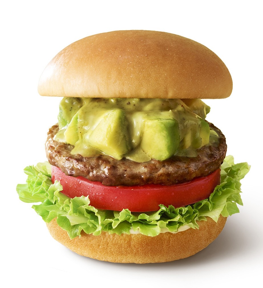 「アボカドバーガー」590円。たっぷりアボカド、パティ、レタス、トマトにマヨネーズベースのオリジナルソースをかけてできあがり。昨年より厚みの増したバンズをくしゅっとつぶして召し上がれ！