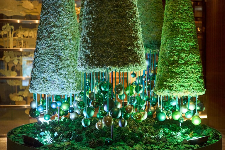 円すい型のツリーの下にオーナメント。