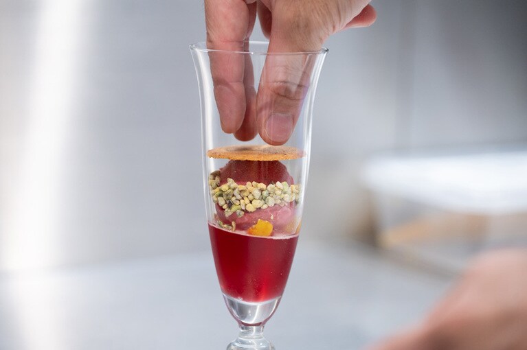 「ユキノシタパフェ ～苺と薔薇とピスタチオ～」。