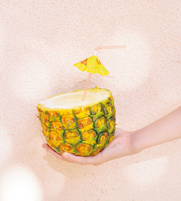 【Hawaiian Crown Plantation Cafe(ハワイアンクラウン・プランテーション・カフェ)】パイナップル容器入りジュース 9.68ドル。