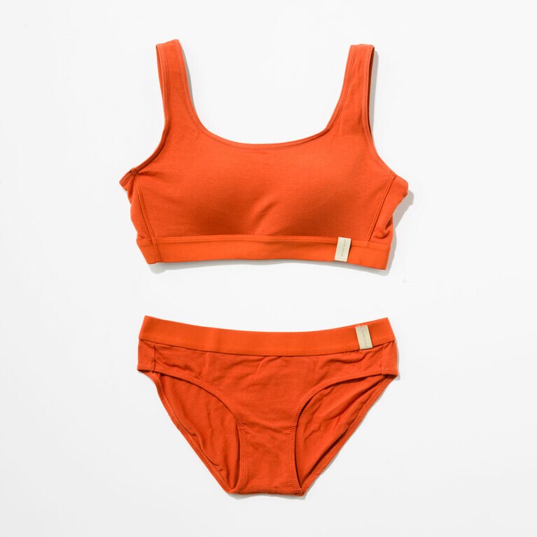 ワンノバ“アンダーウェア”／ブラ 6,850円 ショーツ3,850円。