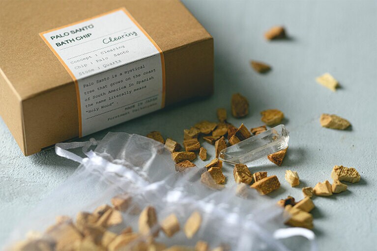 【渡辺佳子さんのマイベストコスメ】Foretment パロサント 入浴剤 クリアリングクオーツ 2,200円／ビープル バイ コスメキッチン