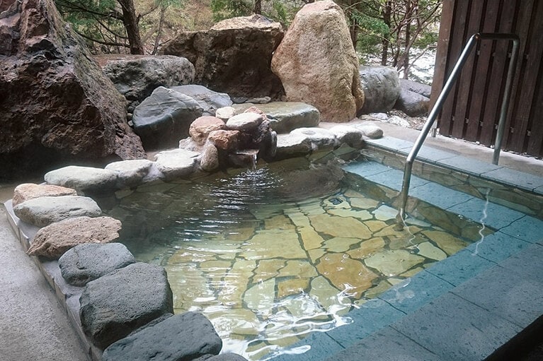 【川古温泉 浜屋旅館】静かにくつろげる女性専用の露天風呂。源泉から空気に触れることなく直接各浴槽へかけ流し。浴槽内の温度は37～38度で、内風呂は特に気泡が肌に付着し、新鮮さを体感。