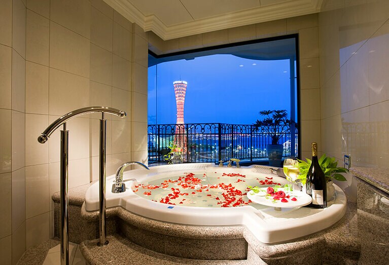 ジャクソン社のジェットバスを備えた客室で、夜景を満喫しながら贅沢な癒やし時間を。