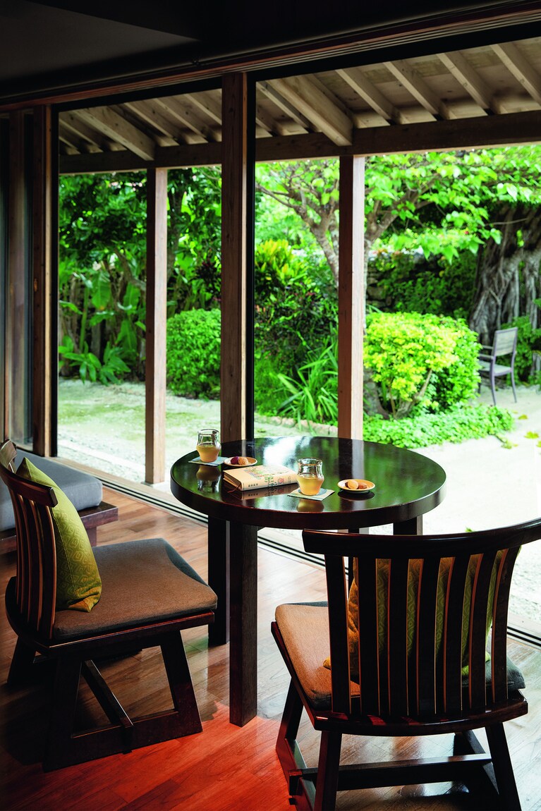 島の穏やかな空気を感じながら心身を癒やせる星のや竹富島。戸を開け放って過ごすひとときも心地よい。