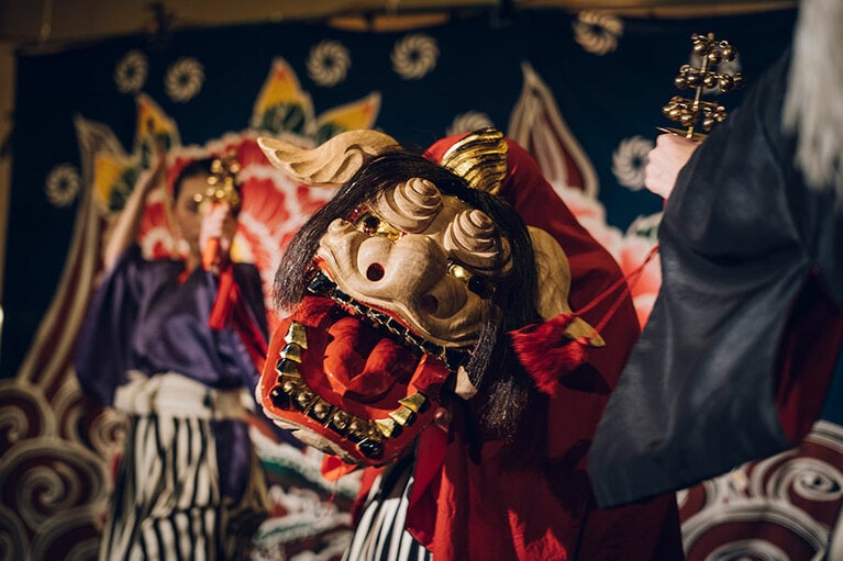 スタッフによる勇壮な「加賀獅子舞～白銀の舞」は、毎晩9時30分から上演。