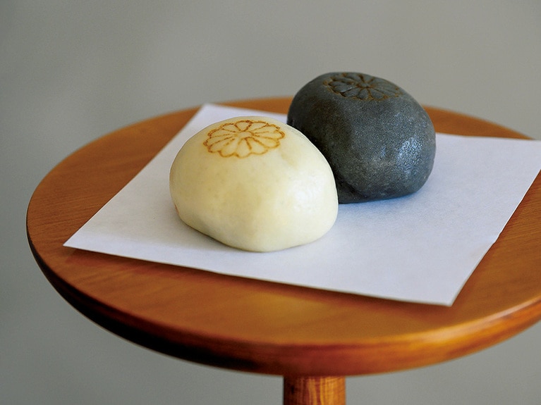 福井を代表する日本酒「黒龍」の酒粕と日本酒を使った「酒まんじゅう」6個入り 1,080円。白はこし餡、黒は黒砂糖餡が包まれていて、力強く華やかな日本酒の香りに圧倒される。