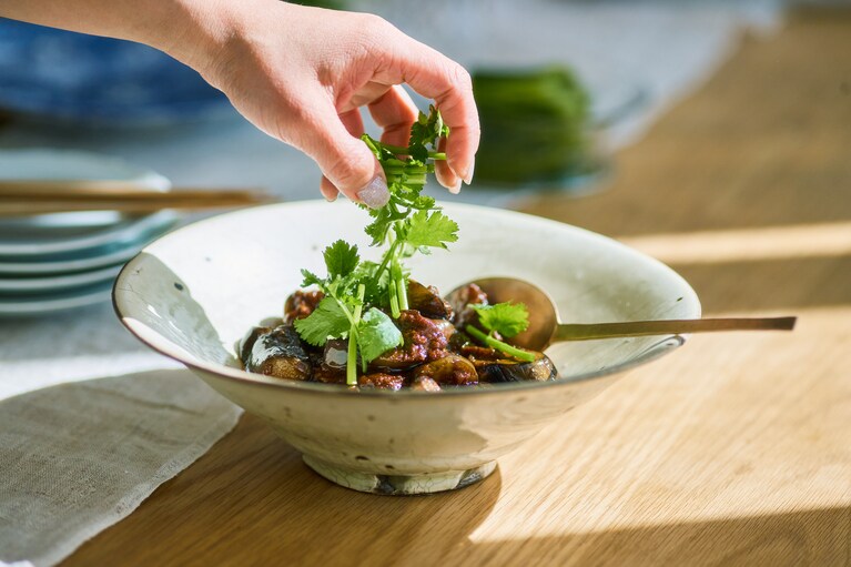 食材に和える・かけるだけでごちそうが一品完成するおいしくて便利な食材も常備。撮影：田村昌裕（freaks）