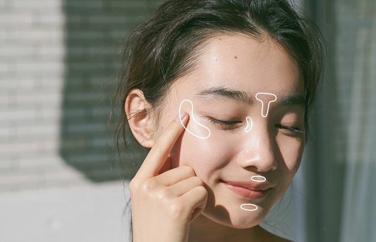 ツヤハイライターを目尻にC形にオン。