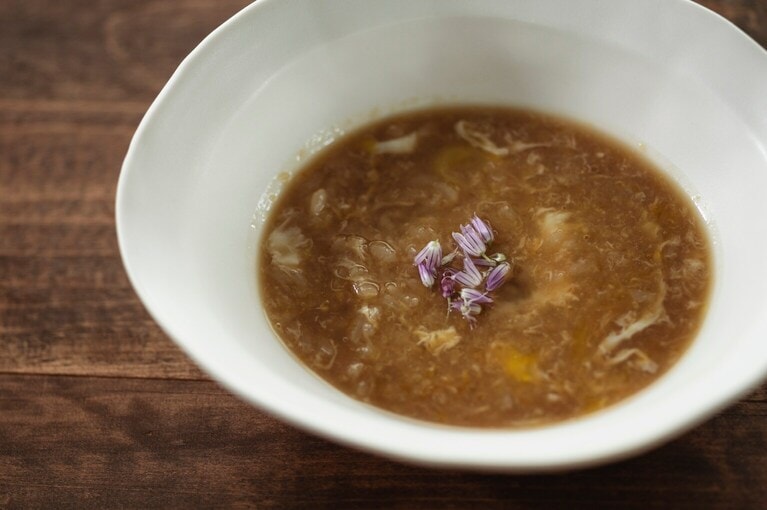 リゾットの仕上げには自家菜園で咲いたアサツキの花をパラリ。