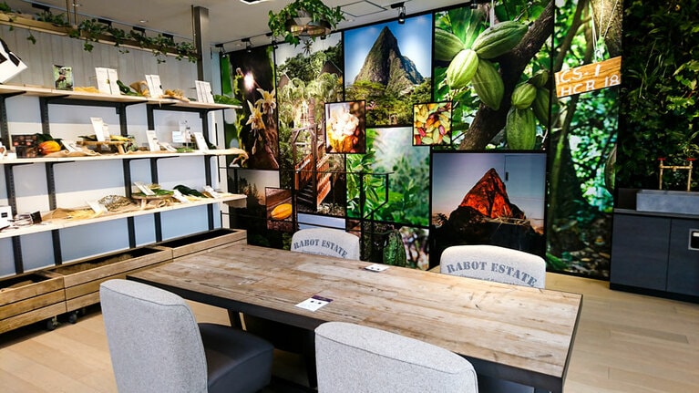 自然の木材が心地いい雰囲気を演出。