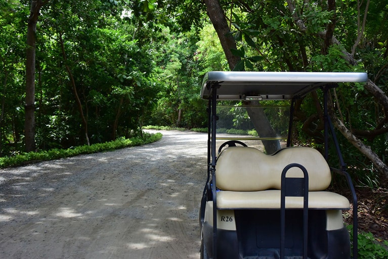 各戸1台用意されたクラブカー。レストランやスパに駐車して、用事を終えて戻ってくると、出しやすいように向きが変えてあったり、ミネラルウォーターのボトルが冷えたものに交換してあったり。さすがなサービス。