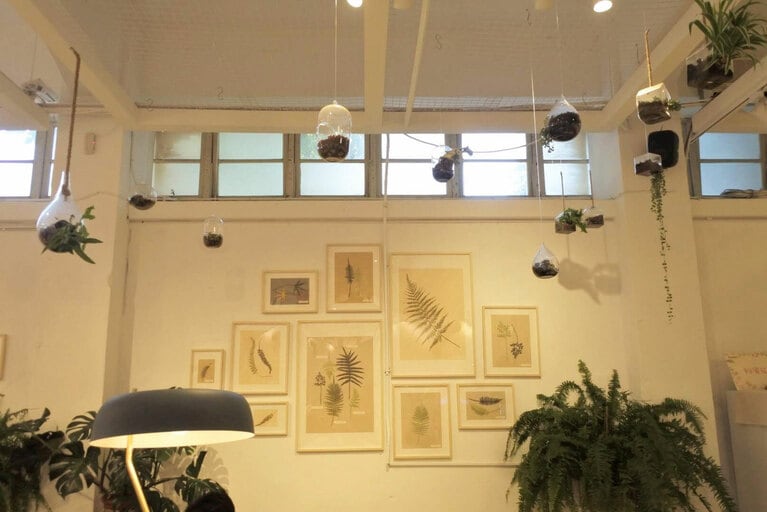 壁や天井もぜひチェックを。自分の部屋にも活かせるインテリアのヒントに溢れています。壁の絵は毎回テーマを変えて、2、3カ月ごとにチェンジされるのだとか。