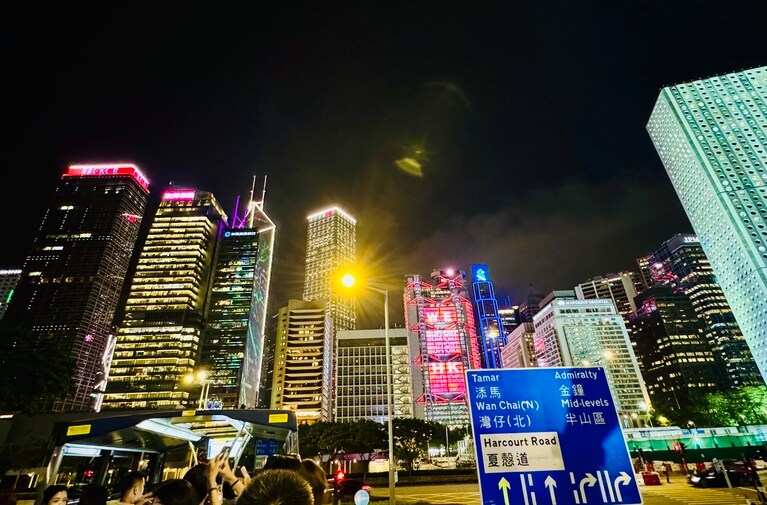 高層ビル群の夜景はもちろん、道路上の青看板の近さも大迫力。