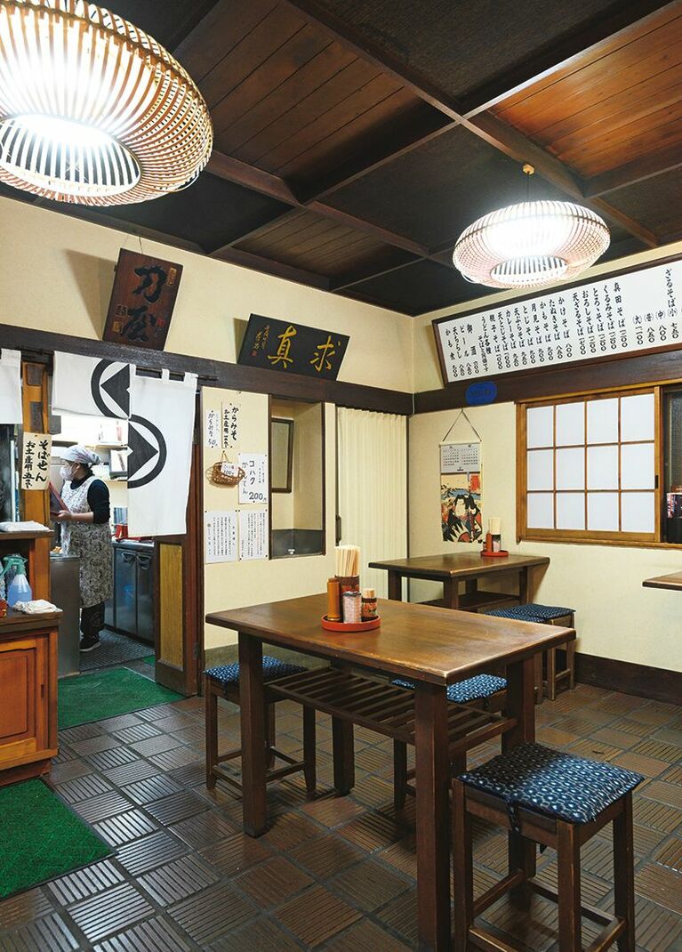 池波正太郎が常連だったことでも知られる名店。三代目のそば打ちの腕には「私よりずっと上手」と二代目も太鼓判を押す。
