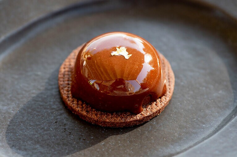 到着時にはウェルカムティーと、有名パティシエが監修するフィンガードルチェが供される。