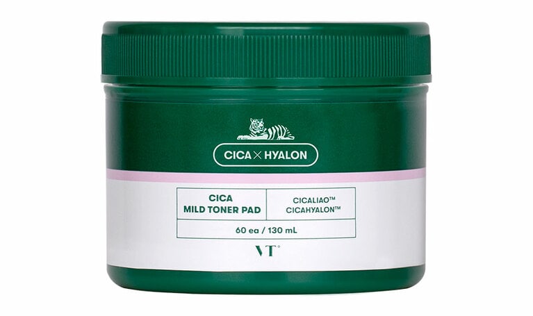 整肌成分であるツボクサエキス、保湿成分であるプロポリスエキスなどが配合された独自成分で、肌を健やかに保つ。余分な皮脂や老廃物はオフし、水分をしっかり補給して保湿する働きも。VT シカマイルドトナーパッド 130ml(60枚) 1,815円／VT CUBE JAPAN