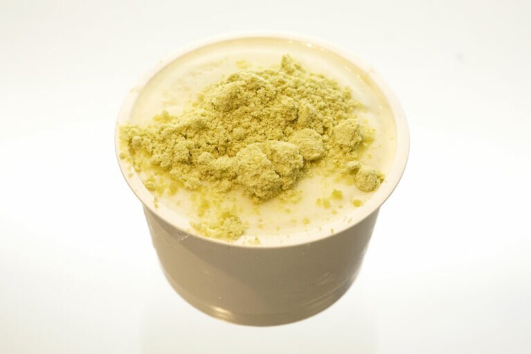 KELO「鷹山秘伝豆のジェラート」500円 (90ml)　パウダーは秘伝豆の香りが豊か。／山形県