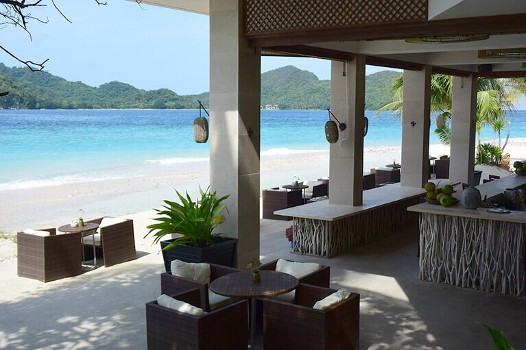 美しい海が目の前に広がるクラブハウスバー。