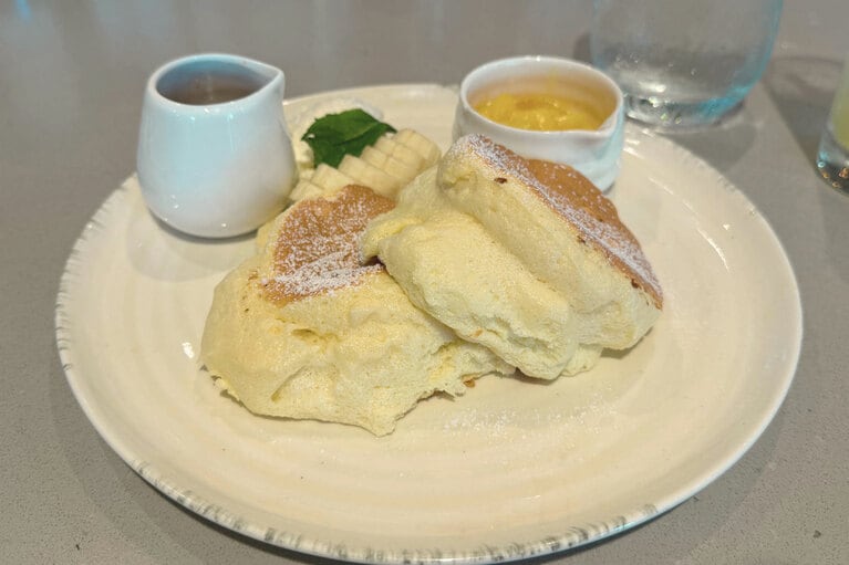 スフレパンケーキ（22ドル）は、注文を受けてから約20～25分かけて焼き上げます。