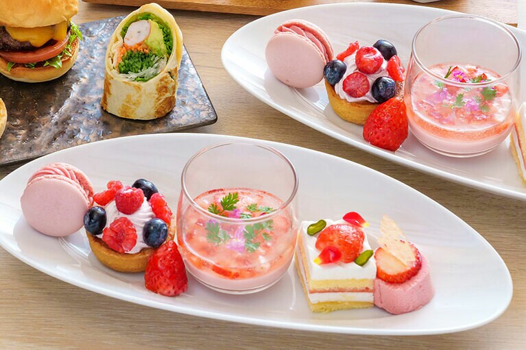 スイーツプレートには、アロフトホテルのブランドカラーであるピンクを基調としたベリーを使ったスイーツの数々が並ぶ。