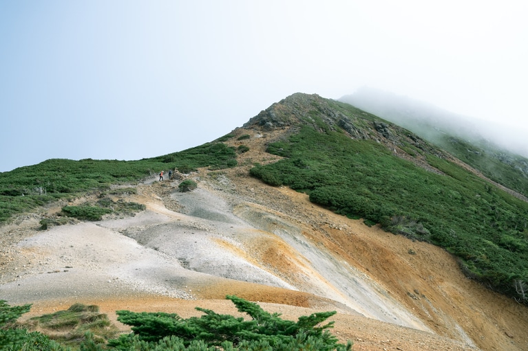 山頂へと続く道へは雲がかかっており、そのまま歩いていくと、天空へと到達しそうなほど。