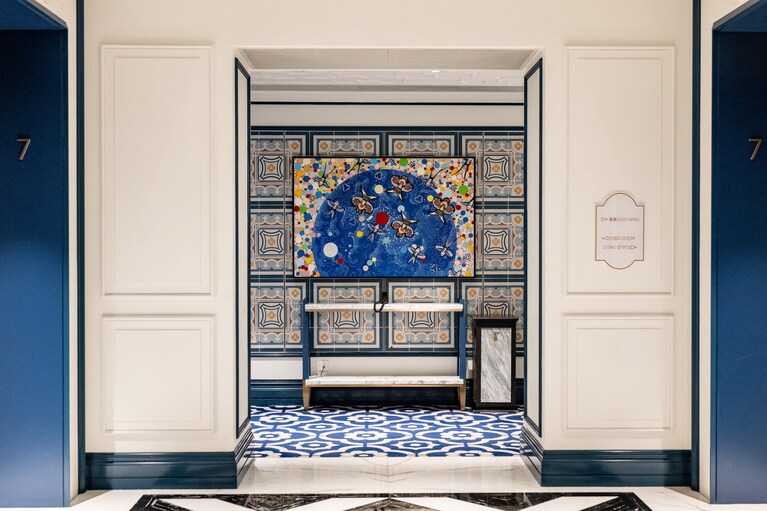 ポルトガル文化を象徴する装飾タイル “アズレージョ” で彩られた「グランド リスボア パレス マカオ」の館内。