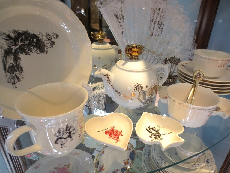 飾り棚には食器がずらり。コレクションの「不思議の国のアリス」の食器も。