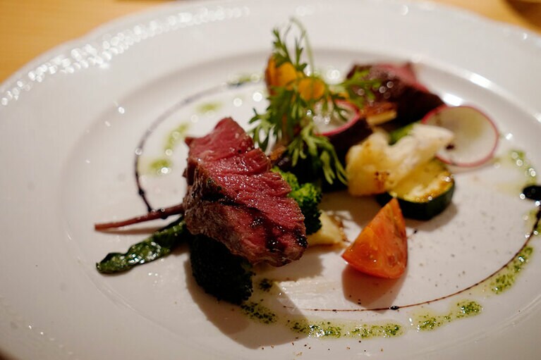 富山牛のグリル。左手前はフィレ、右奥はイチボ。新鮮で味が濃い富山野菜とともに。