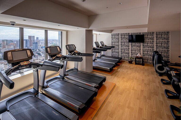 東京のパノラマビューを楽しみながら、24時間利用できるフィットネスルーム。