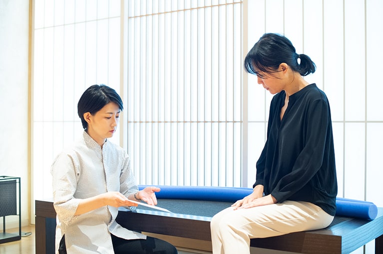 チェックイン後、セラピストによるプログラムの説明と、体調に関するコンサルテーションが行われる。自分の心身に向き合うことも、大事なこと。