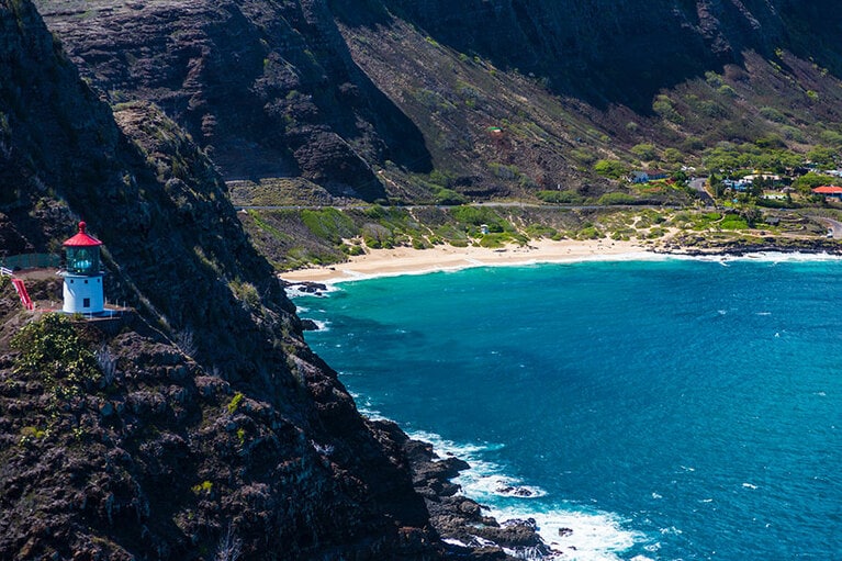 マカプウ灯台、その背後にマカプウビーチ。©Hawaii Tourism Authority（HTA）/Tor Johnson