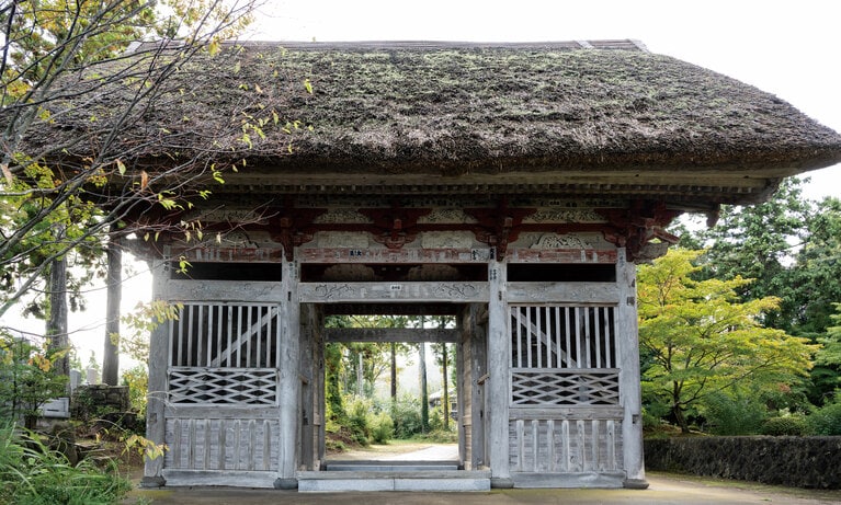 県道190号から見えるのは、茅葺屋根で風格のある仁王門。