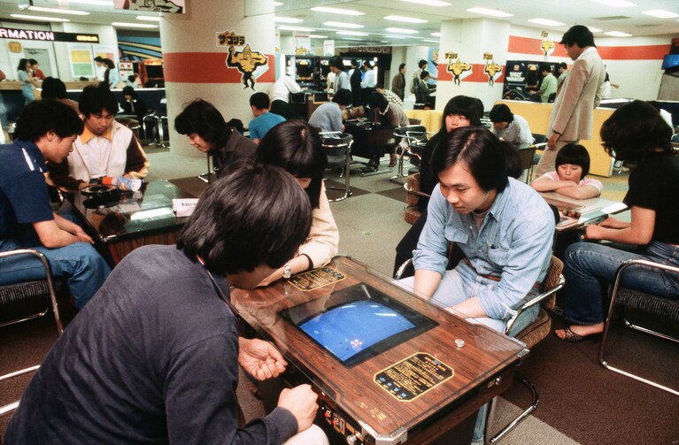 大流行したインベーダーゲーム　©時事通信フォト