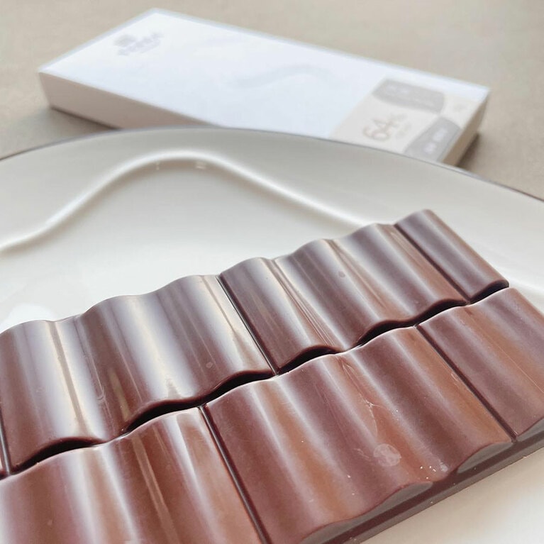 カカオ含有量は64％で、台湾産かベトナム産のカカオを用いることが多いそうです。