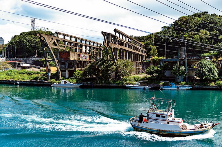 「阿根納造船廠遺址」は形状が大型船のようで、造船所の名残をみせる。