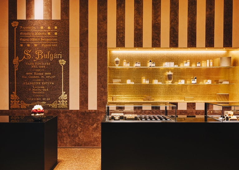 麗しいチョコレートやペストリーの並ぶ「ブルガリ ドルチ」の店内。
